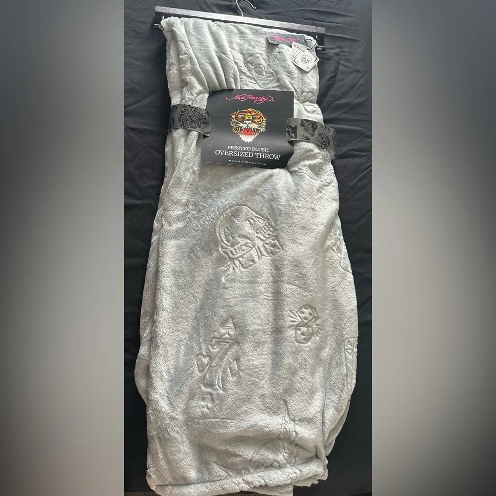 Ed Hardy Gray Plush Blanket with Skull Design - Picture 4 of 4